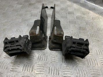 Б/В кронштейн радіатора правий/лівий BMW E84 E90 51647117811 / 51647117812 51647117811 / 51647117812 фото