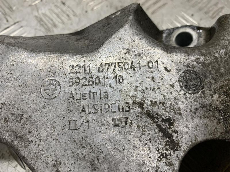Б/В кронштейн двигуна лівий BMW 3 E90 N47D20C 22116775041 22116775041 фото