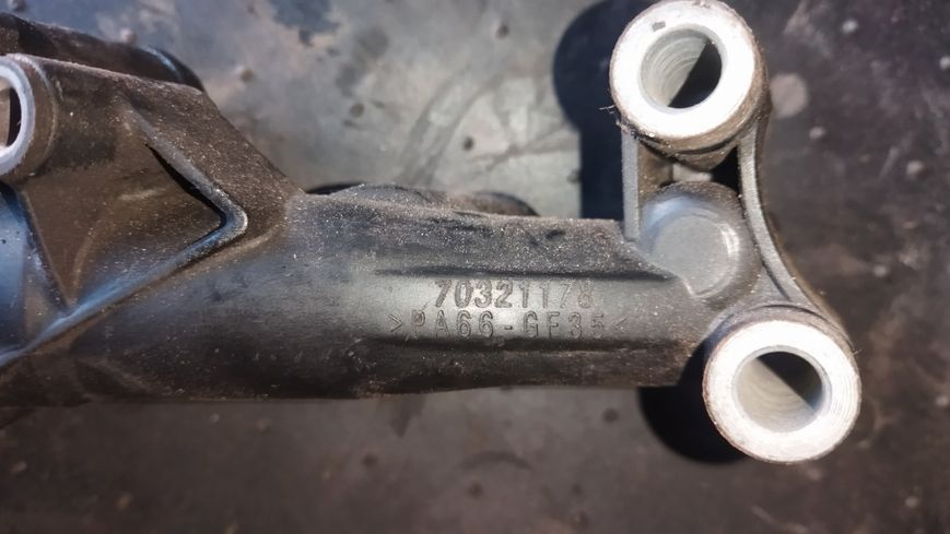 Б/В корпус масляного фільтра Mercedes Sprinter 2.2 70321178 70321178 фото