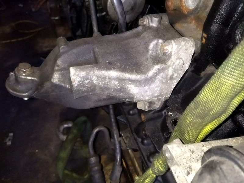 Б/У кронштейн опора двигателя правая OM651 2.2 Mercedes E220 W212 A6512233504 A6512233504 фото