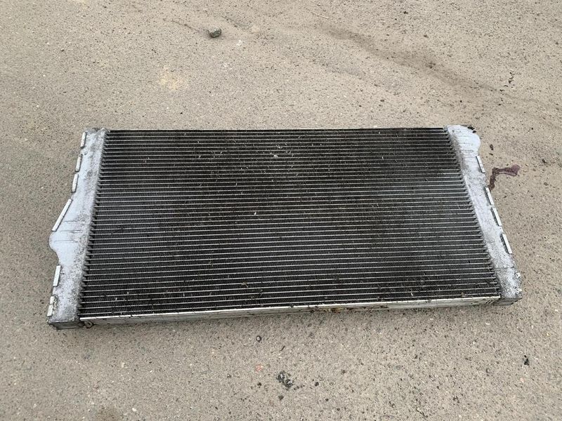 Б/В Радіатор охолодження двигуна BMW 7 F01 F10 F11 17117805627 17117805627 фото